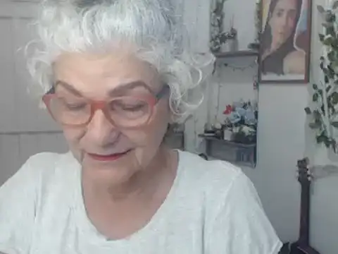 Snapshot of FunnyGrandma chatting on 09.10.25 FunnyGrandma online show from 09.10.25