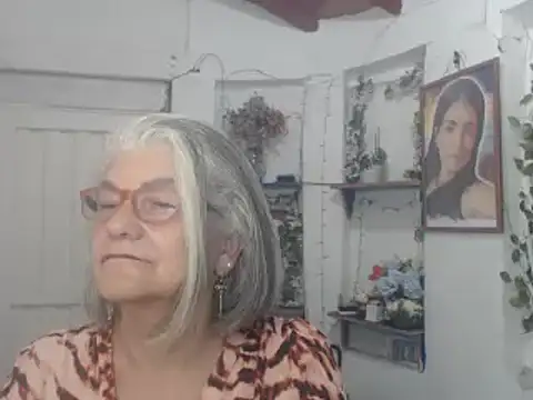 Snapshot of FunnyGrandma chatting on 09.13.25 FunnyGrandma online show from 09.13.25