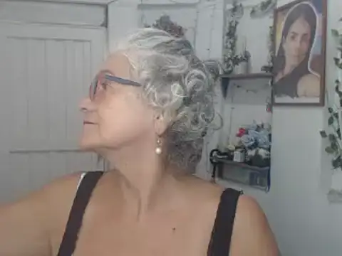 Snapshot of FunnyGrandma chatting on 09.14.25 FunnyGrandma online show from 09.14.25