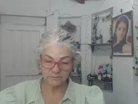 Snapshot of FunnyGrandma chatting on 09.16.25 FunnyGrandma online show from 09.16.25