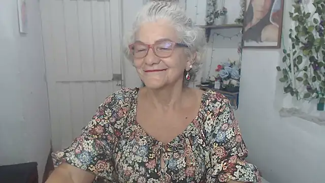 Snapshot of FunnyGrandma chatting on 09.18.25 FunnyGrandma online show from 09.18.25