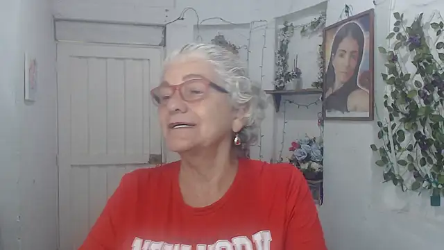 Snapshot of FunnyGrandma chatting on 09.19.25 FunnyGrandma online show from 09.19.25