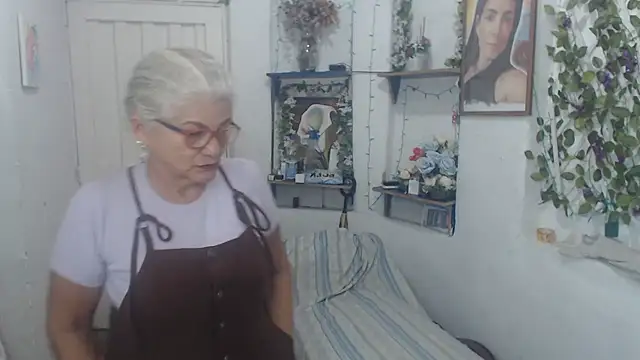 Snapshot of FunnyGrandma chatting on 09.21.25 FunnyGrandma online show from 09.21.25