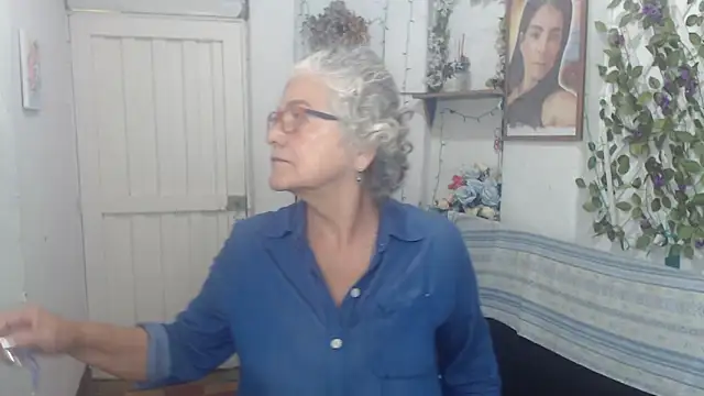 Snapshot of FunnyGrandma chatting on 09.25.25 FunnyGrandma online show from 09.25.25