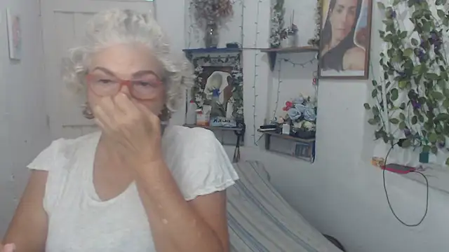 Snapshot of FunnyGrandma chatting on 09.26.25 FunnyGrandma online show from 09.26.25