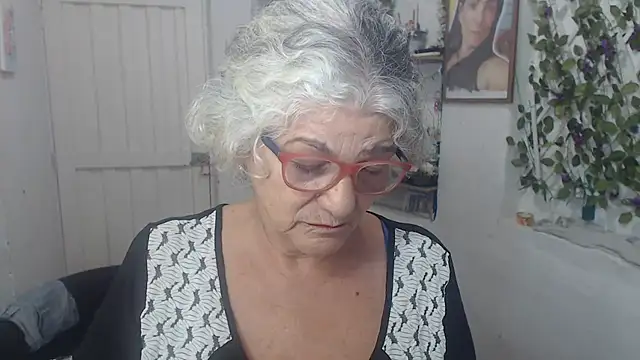 Snapshot of FunnyGrandma chatting on 09.30.25 FunnyGrandma online show from 09.30.25