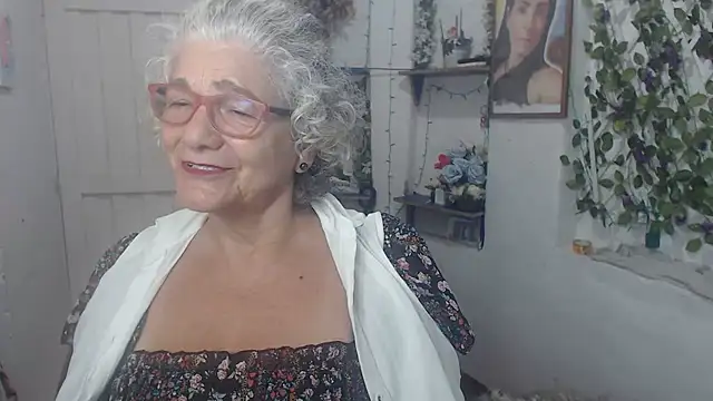 Snapshot of FunnyGrandma chatting on 10.02.25 FunnyGrandma online show from 10.02.25