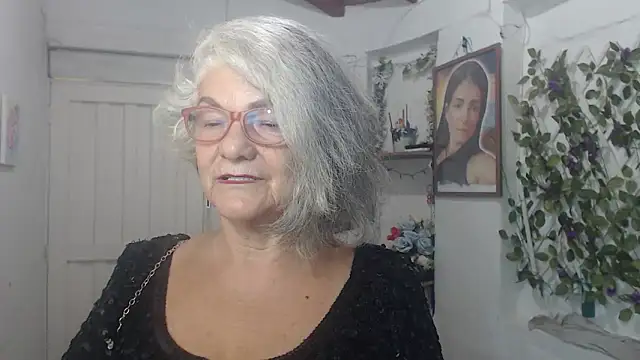 Snapshot of FunnyGrandma chatting on 10.03.25 FunnyGrandma online show from 10.03.25
