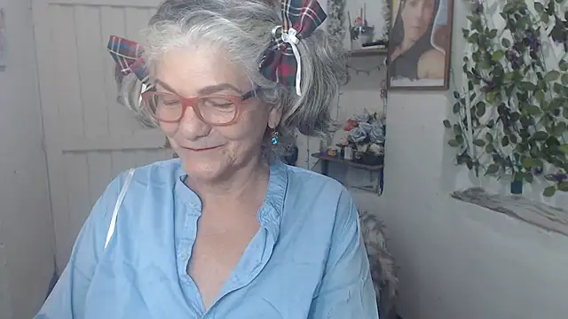 Snapshot of FunnyGrandma chatting on 10.09.25 FunnyGrandma online show from 10.09.25