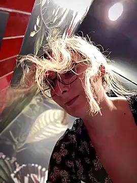 The Snowwhitee online show from 01.05.25