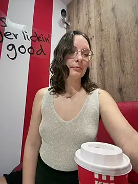 Snapshot of The_Snowwhitee chatting on 04.18.26 The Snowwhitee online show from 04.18.26