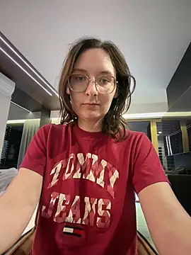Snapshot of The_Snowwhitee chatting on 05.03.26 The Snowwhitee online show from 05.03.26