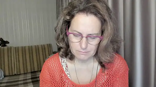 Snapshot of lauraoven chatting on 12.04.24 lauraoven online show from 12.04.24