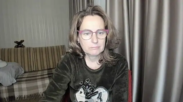 Snapshot of lauraoven chatting on 12.05.24 lauraoven online show from 12.05.24