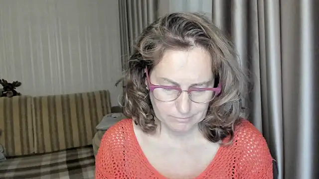 Snapshot of lauraoven chatting on 12.09.24 lauraoven online show from 12.09.24