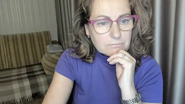 Snapshot of lauraoven chatting on 12.10.24 lauraoven online show from 12.10.24