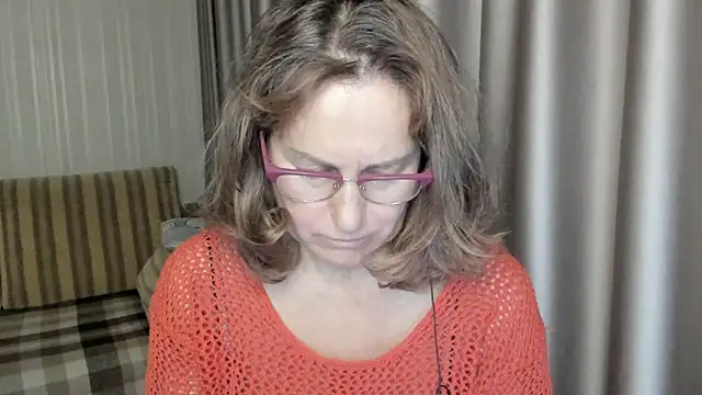 Snapshot of lauraoven chatting on 12.10.24 lauraoven online show from 12.10.24