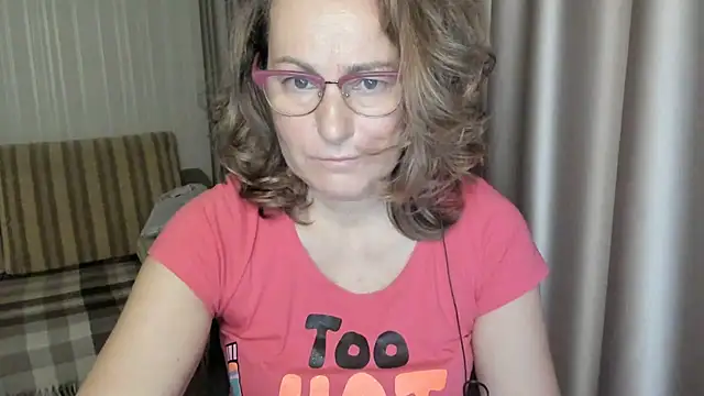 Snapshot of lauraoven chatting on 12.11.24 lauraoven online show from 12.11.24