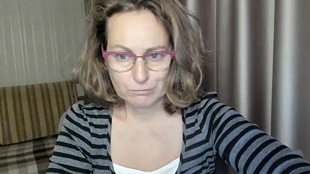 Snapshot of lauraoven chatting on 12.12.24 lauraoven online show from 12.12.24