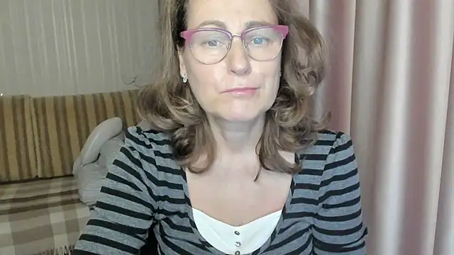 Snapshot of lauraoven chatting on 12.13.24 lauraoven online show from 12.13.24