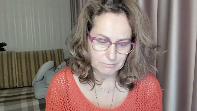 Snapshot of lauraoven chatting on 12.16.24 lauraoven online show from 12.16.24