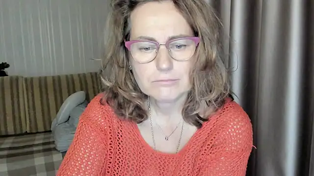 Snapshot of lauraoven chatting on 12.16.24 lauraoven online show from 12.16.24