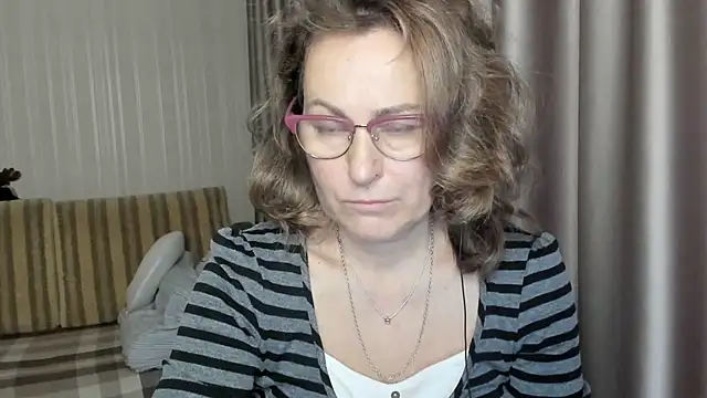 Snapshot of lauraoven chatting on 12.17.24 lauraoven online show from 12.17.24