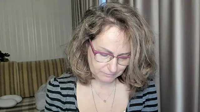 Snapshot of lauraoven chatting on 12.17.24 lauraoven online show from 12.17.24