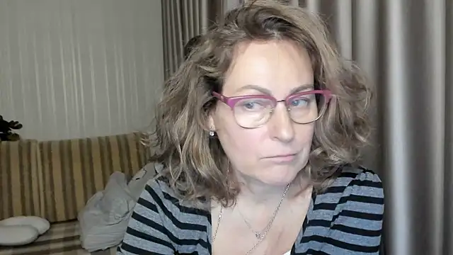 Snapshot of lauraoven chatting on 12.17.24 lauraoven online show from 12.17.24