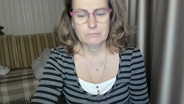 Snapshot of lauraoven chatting on 12.18.24 lauraoven online show from 12.18.24