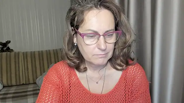 Snapshot of lauraoven chatting on 12.19.24 lauraoven online show from 12.19.24