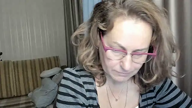 Snapshot of lauraoven chatting on 12.20.24 lauraoven online show from 12.20.24