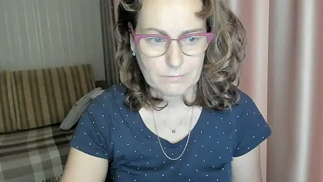 Snapshot of lauraoven chatting on 12.21.24 lauraoven online show from 12.21.24