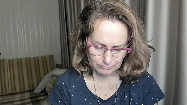 Snapshot of lauraoven chatting on 12.21.24 lauraoven online show from 12.21.24