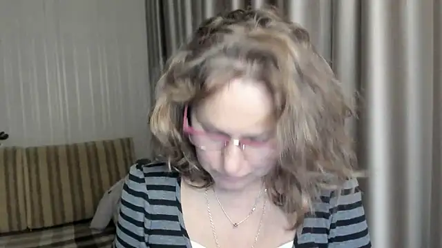 Snapshot of lauraoven chatting on 12.22.24 lauraoven online show from 12.22.24