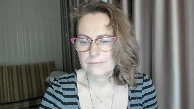 Snapshot of lauraoven chatting on 12.23.24 lauraoven online show from 12.23.24