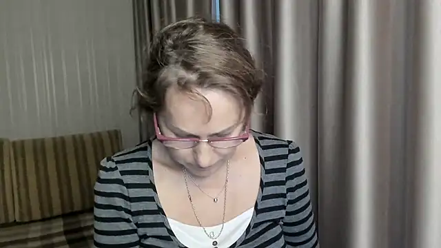 Snapshot of lauraoven chatting on 12.23.24 lauraoven online show from 12.23.24