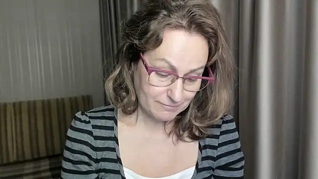 Snapshot of lauraoven chatting on 12.24.24 lauraoven online show from 12.24.24