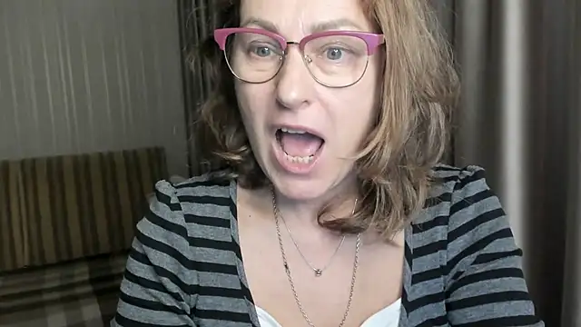 Snapshot of lauraoven chatting on 12.24.24 lauraoven online show from 12.24.24