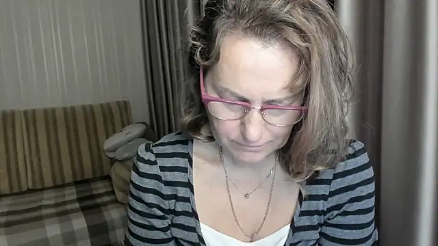 Snapshot of lauraoven chatting on 12.26.24 lauraoven online show from 12.26.24
