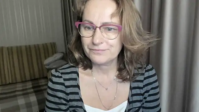 Snapshot of lauraoven chatting on 12.26.24 lauraoven online show from 12.26.24