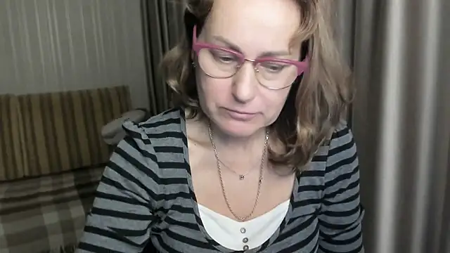 Snapshot of lauraoven chatting on 12.26.24 lauraoven online show from 12.26.24