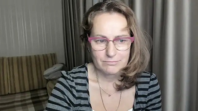 Snapshot of lauraoven chatting on 12.27.24 lauraoven online show from 12.27.24