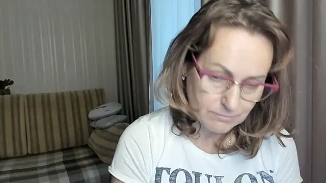 Snapshot of lauraoven chatting on 12.27.24 lauraoven online show from 12.27.24
