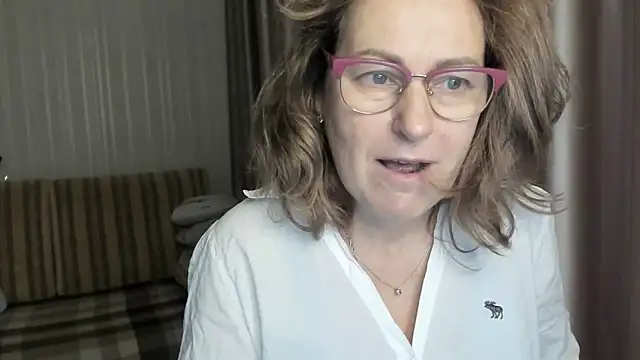 Snapshot of lauraoven chatting on 12.28.24 lauraoven online show from 12.28.24