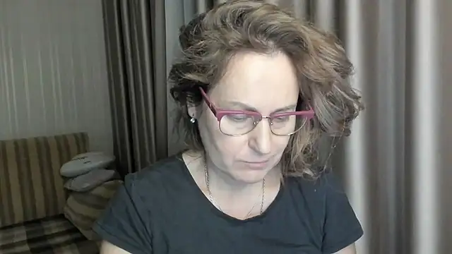 Snapshot of lauraoven chatting on 12.30.24 lauraoven online show from 12.30.24