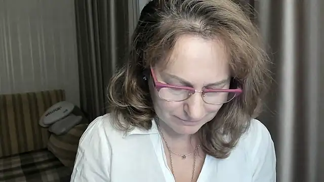 Snapshot of lauraoven chatting on 01.05.25 lauraoven online show from 01.05.25