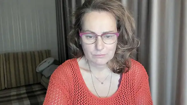 Snapshot of lauraoven chatting on 01.08.25 lauraoven online show from 01.08.25