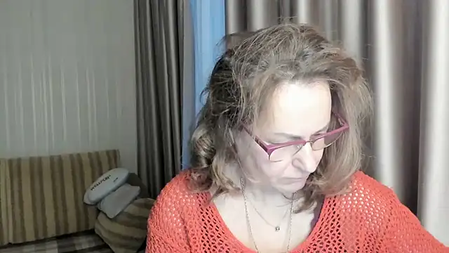 Snapshot of lauraoven chatting on 01.10.25 lauraoven online show from 01.10.25