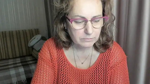 Snapshot of lauraoven chatting on 01.11.25 lauraoven online show from 01.11.25